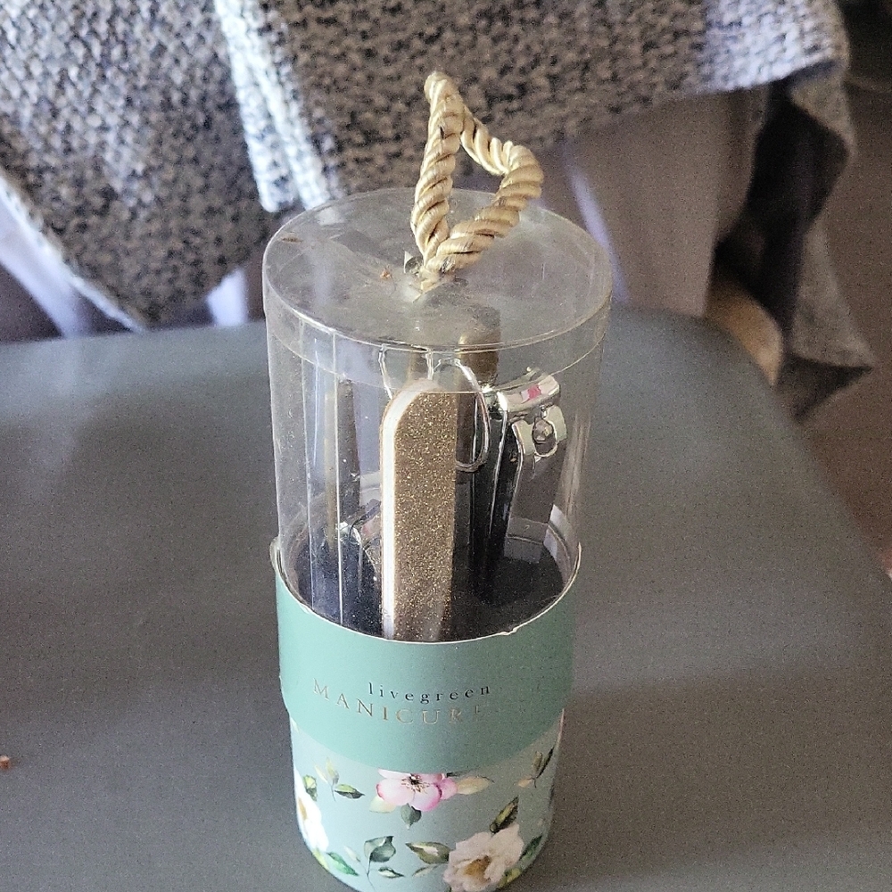 Livegreen Manicure Set with Gold Tools